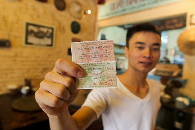 Khách đến ăn tại "Cửa hàng ăn uống mậu dịch số 37" cũng phải chi trả bằng các phiếu mua thực phẩm, những phiếu mua hàng này sau đó sẽ được qui đổi bằng tiền mặt - Ảnh: Nguyễn Khánh